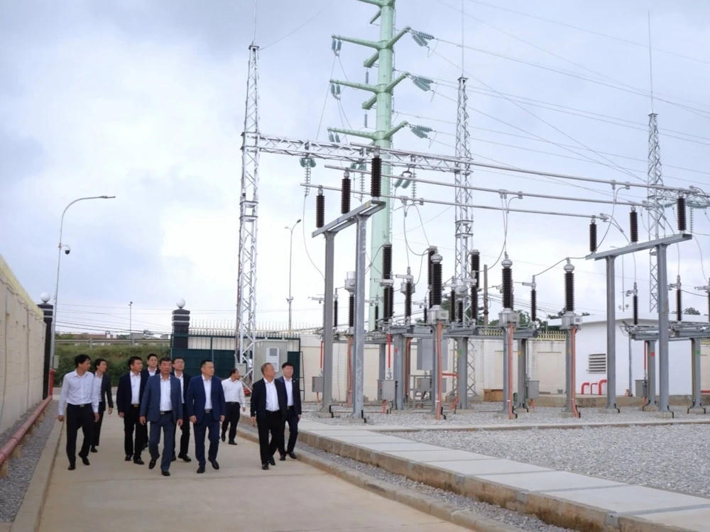 Đoàn công tác Tổng Công ty Điện lực miền Bắc kiểm tra hệ thống điện trên địa bàn Thanh Hóa.