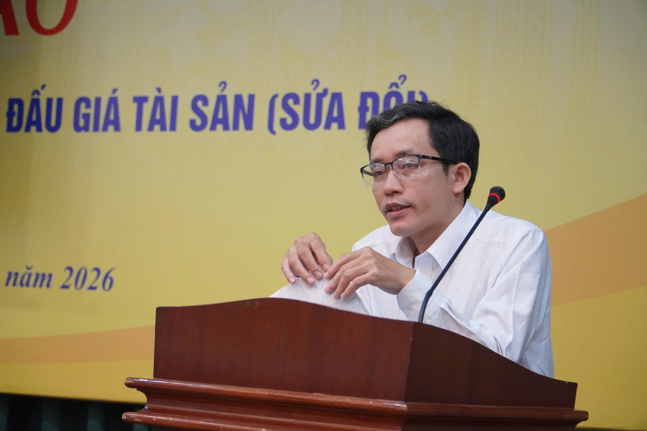 Ông Trần Văn Hào - Phó Giám đốc Trung tâm Dịch vụ bán đấu giá tài sản TP. Hồ Chí Minh phát biểu tại Hội Thảo