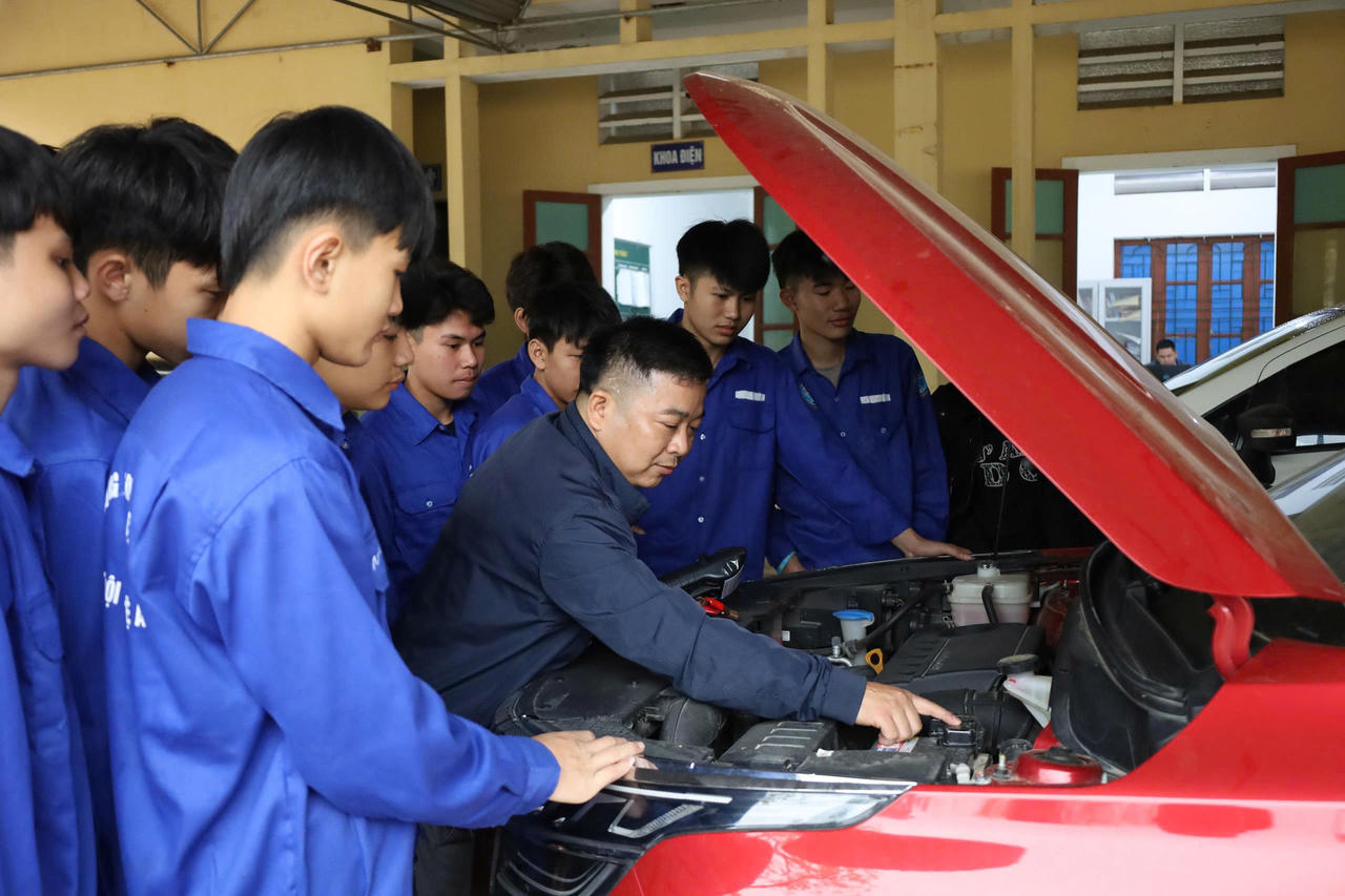 Học sinh thực hành nghề ô tô tại Trường Trung cấp Dân tộc nội trú Nghệ An. Ảnh: CSCC
