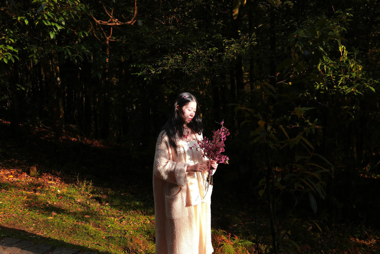 Thu Hằng thong thả tản bộ ở Vườn Quốc gia Hoàng Liên, Lào Cai. (Ảnh trong bài: NVCC)