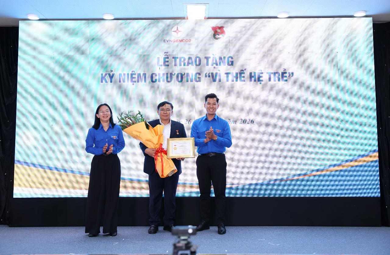 Ông Trần Phú Thái, Chủ tịch HĐQT EVNGENCO2 đón nhận Kỷ niệm chương “Vì thế hệ trẻ”.
