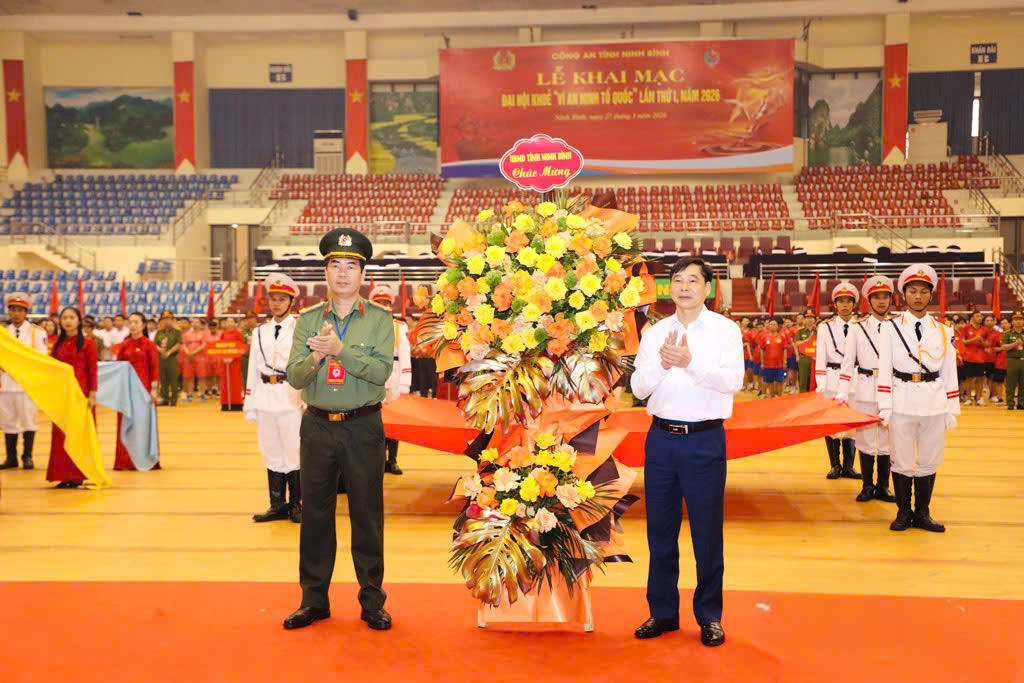 Phó Chủ tịch UBND tỉnh Ninh Bình&nbsp;Nguyễn Anh Chức tặng hoa chúc mừng Đại hội