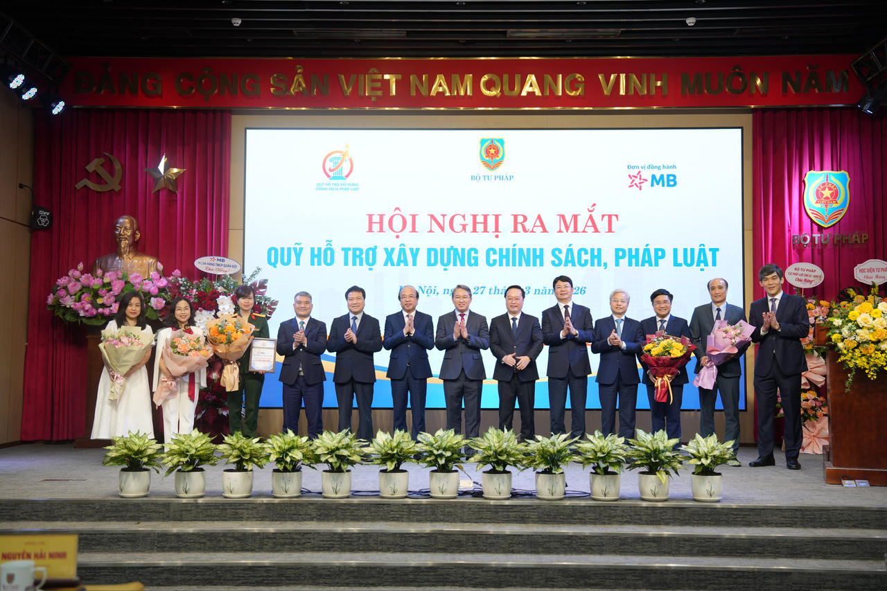 Bộ trưởng Nguyễn Hải Ninh cùng các đại biểu tặng hoa đại diện các nhà tài trợ.