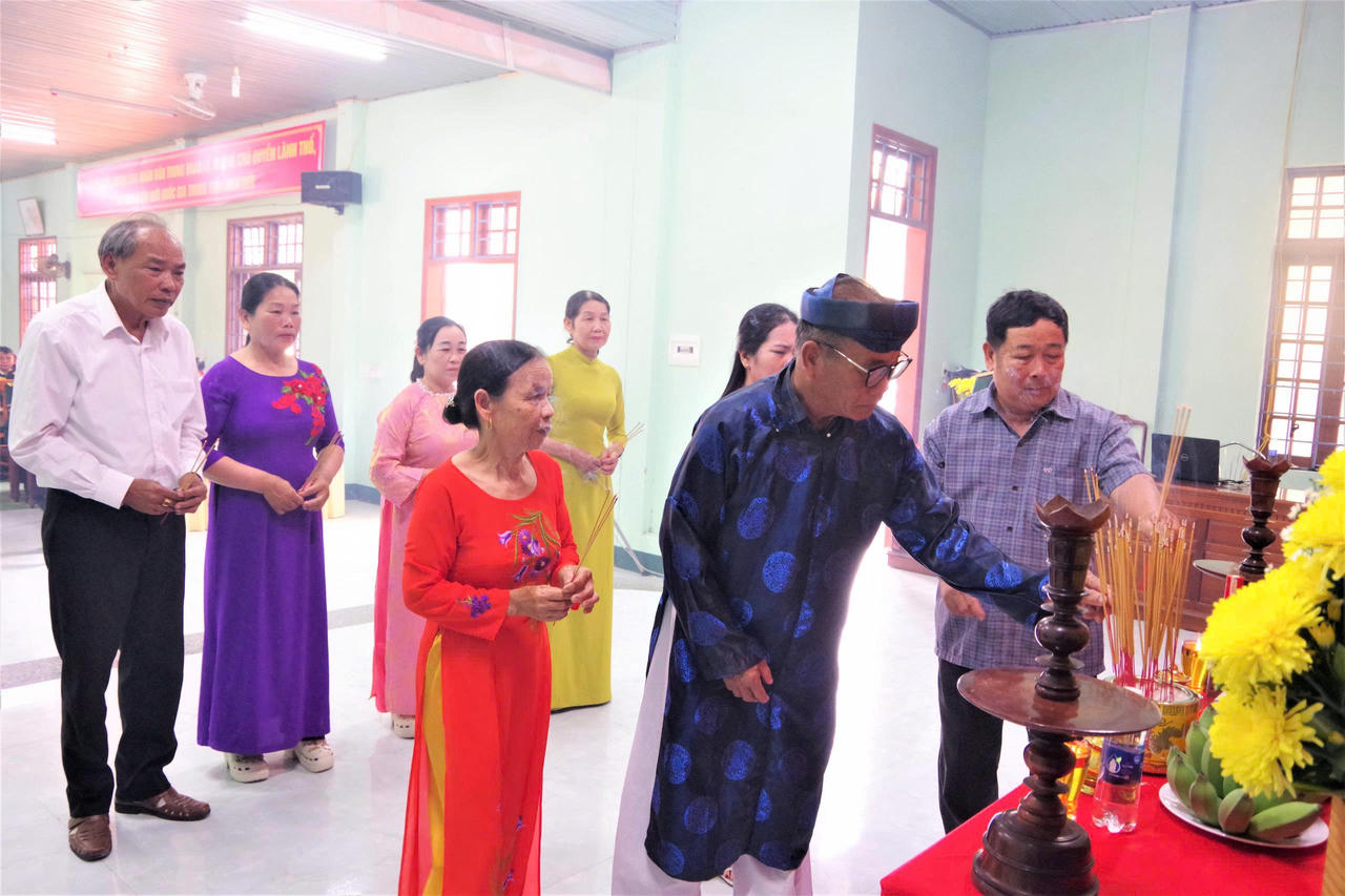Các đại biểu và thân nhân gia đình liệt sĩ Trần Tiểm thành kính dâng hương, bày tỏ lòng tri ân sâu sắc đối với sự hy sinh vì độc lập, tự do của Tổ quốc.