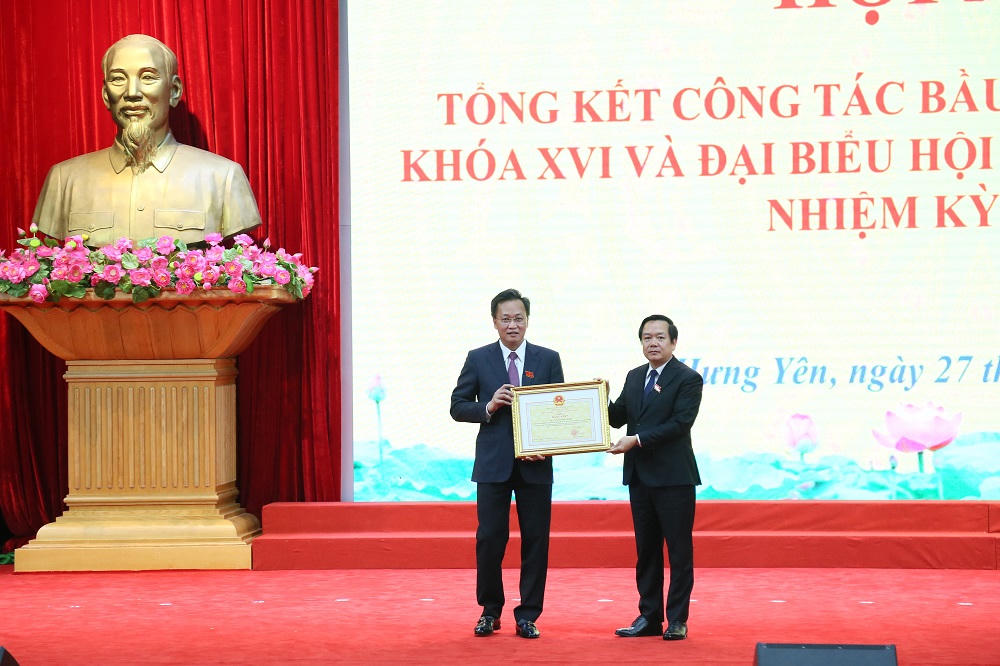 Ông Phạm Quang Ngọc, Ủy viên Ban Chấp hành Trung ương Đảng, Phó Bí thư Tỉnh ủy, Chủ tịch UBND tỉnh, Phó Trưởng ban Chỉ đạo bầu cử tỉnh, Phó Chủ tịch Thường trực Ủy ban bầu cử tỉnh trao Bằng khen của Chủ tịch UBND tỉnh tặng đồng chí Nguyễn Hữu Nghĩa, Ủy viên Ban Chấp hành Trung ương Đảng, Bí thư Tỉnh ủy, Trưởng ban Chỉ đạo bầu cử tỉnh với thành tích xuất sắc trong công tác bầu cử.