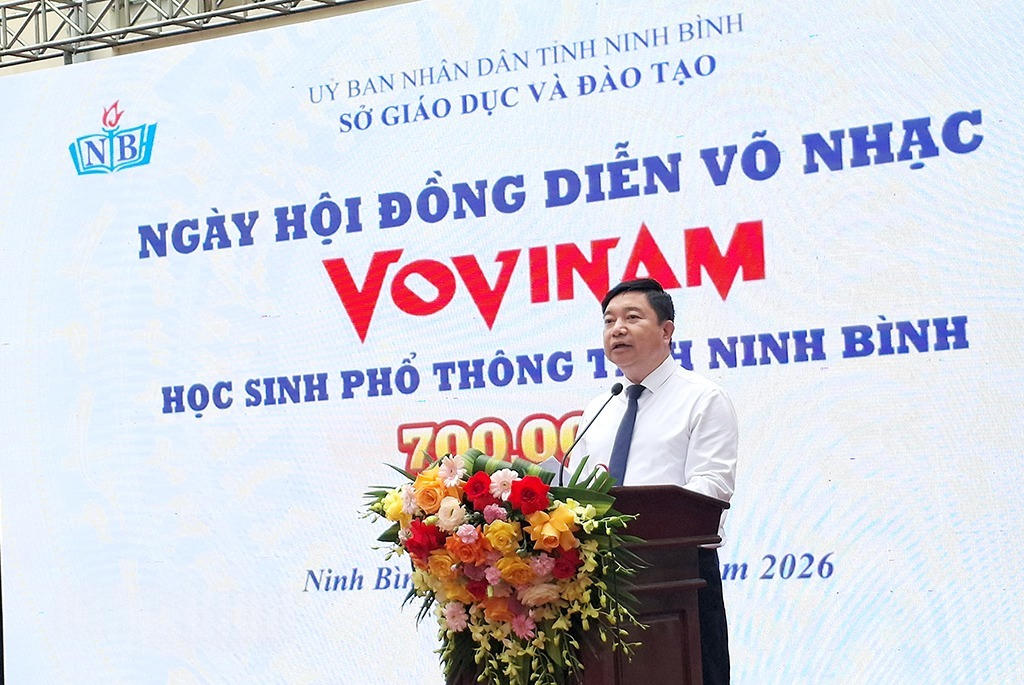 Ông Nguyễn Tiến Dũng - Giám đốc Sở Giáo dục và Đào tạo Ninh Bình phát biểu khai mạc chương trình “Ngày hội đồng diễn Võ nhạc Vovinam học sinh phổ thông” (Ảnh: Thành Trung)