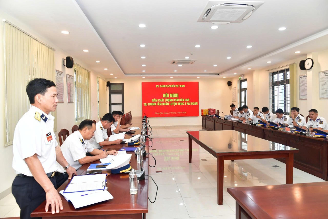 Đại tá Đậu Đình Dân - Chỉ huy trưởng Trung tâm huấn luyện Vùng 2 Hải quân báo cáo tình hình chiến sĩ mới với Đoàn công tác Bộ Tư lệnh Vùng Cảnh sát biển 4.