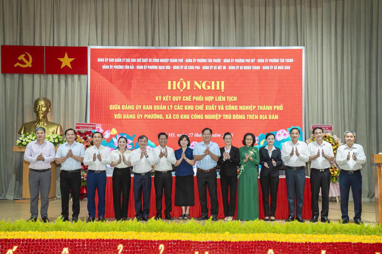 Ông Bùi Chí Thành, Uỷ viên Ban Thường vụ Thành uỷ, Bí thư Đảng uỷ phường Phú Mỹ cùng các đơn vị tham gia Hội nghị chụp hình lưu niệm.