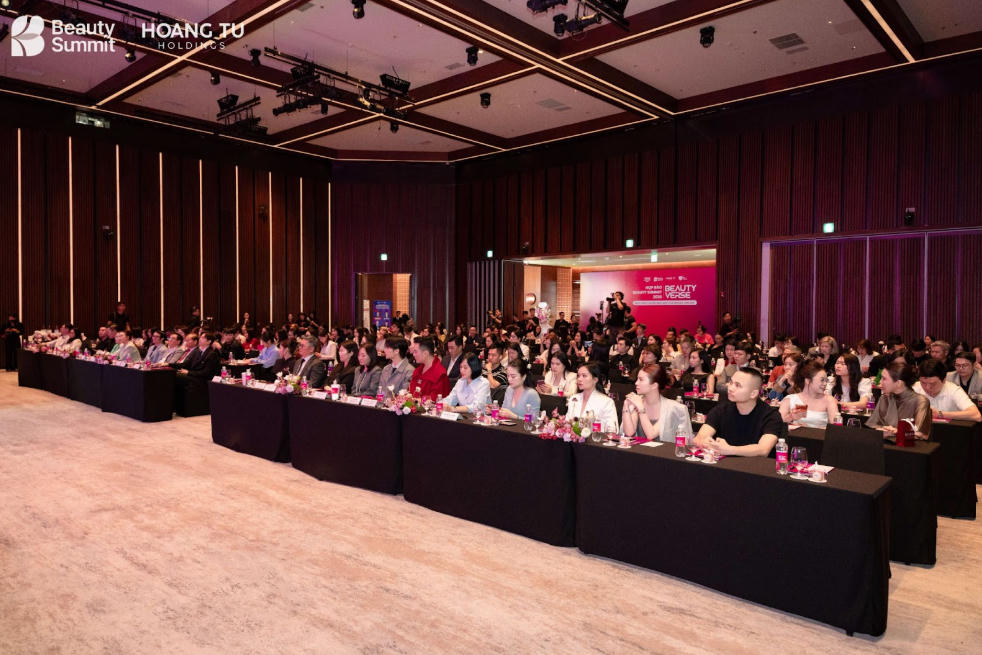 Họp b&aacute;o Beauty Summit 2026 diễn ra với đ&ocirc;ng đảo kh&aacute;ch tham dự.
