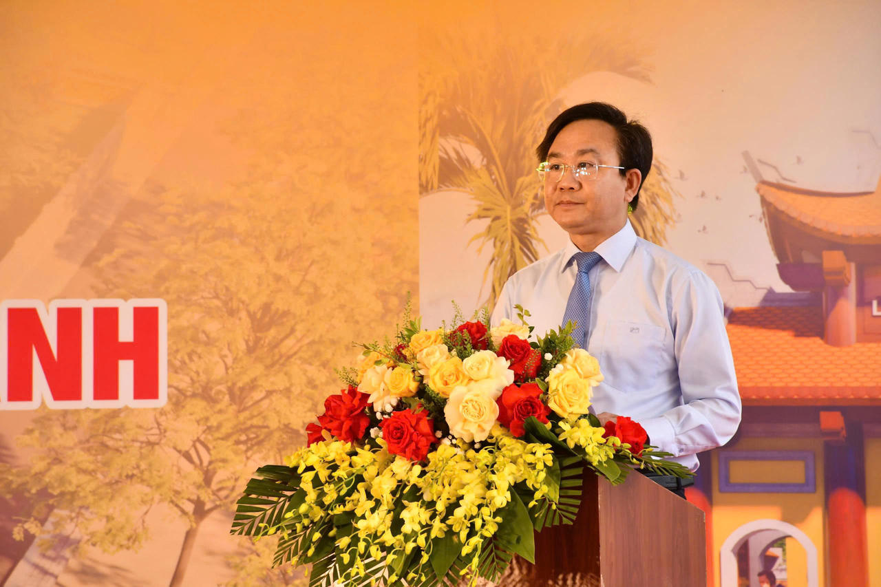 Phó Chủ tịch UBND tỉnh Quảng Trị Hoàng Xuân Tân phát biểu tại buổi lễ.