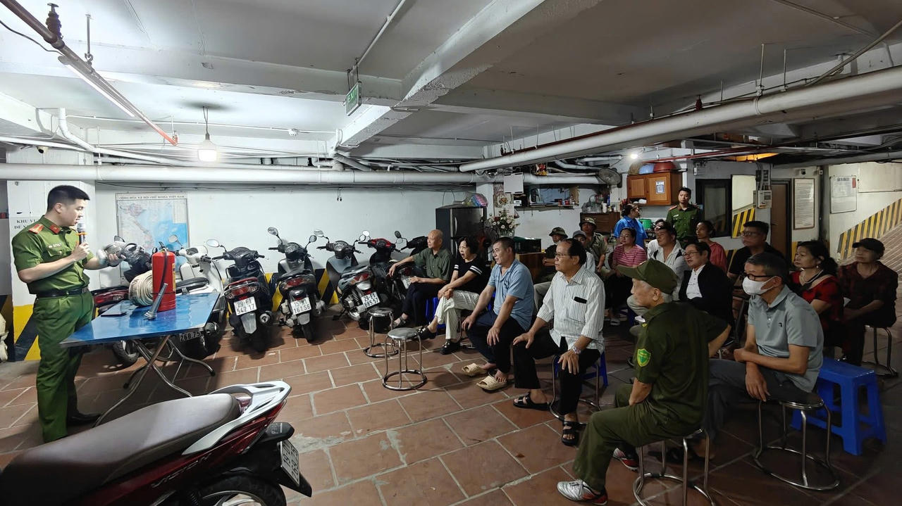 Lực lượng Công an phường Tây Hồ hướng dẫn người dân kỹ năng xử lý tình huống phát sinh cháy tại khu vực để xe.