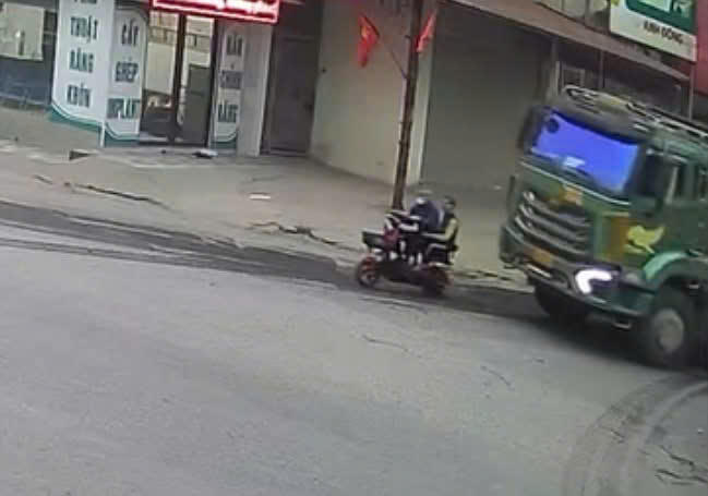 Khởi tố lái xe sử dụng điện thoại, gây tai nạn khiến 2 người tử vong