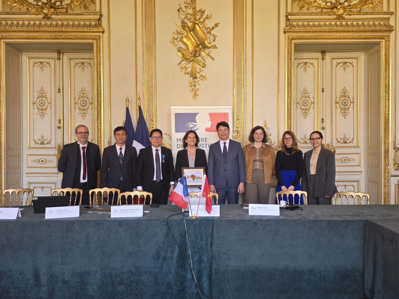 Hai Thứ trưởng Hội đàm