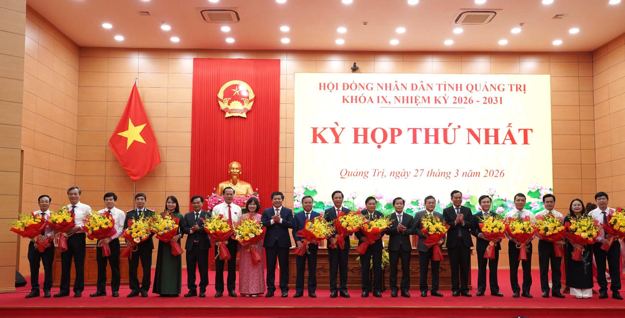 Lãnh đạo tỉnh Quảng Trị tặng hoa chúc mừng Chủ tịch, các Phó Chủ tịch và các Ủy viên UBND tỉnh khóa IX, nhiệm kỳ 2026-2031, tại kỳ họp thứ nhất HĐND tỉnh.