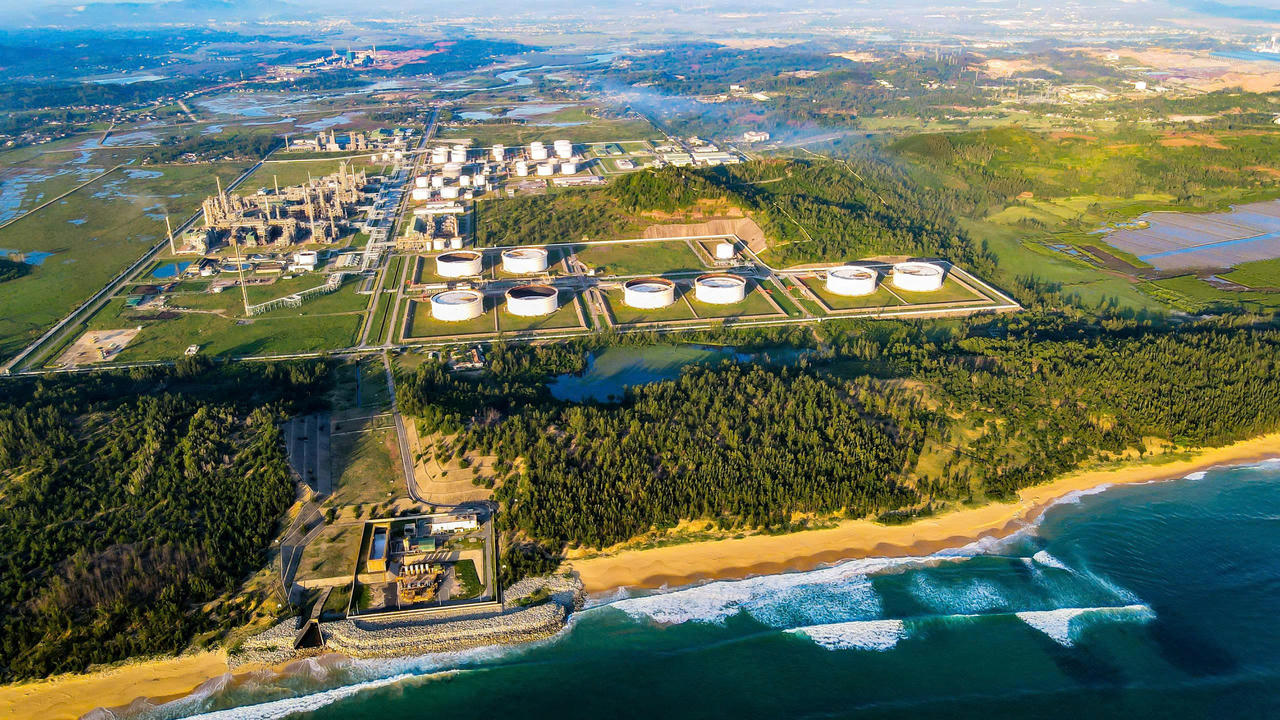 Công ty Cổ phần Lọc hóa dầu Bình Sơn (BSR) đã và đang tích cực đẩy mạnh sản xuất ethanol nhiên liệu để phục vụ phối trộn xăng sinh học E10 RON95. 