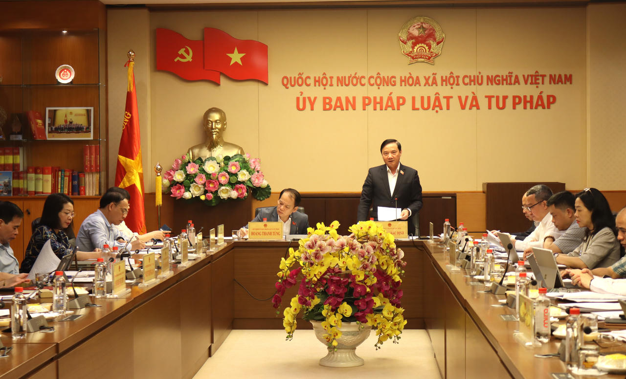 Phó Chủ tịch Quốc hội Nguyễn Khắc Định phát biểu chỉ đạo tại cuộc họp.