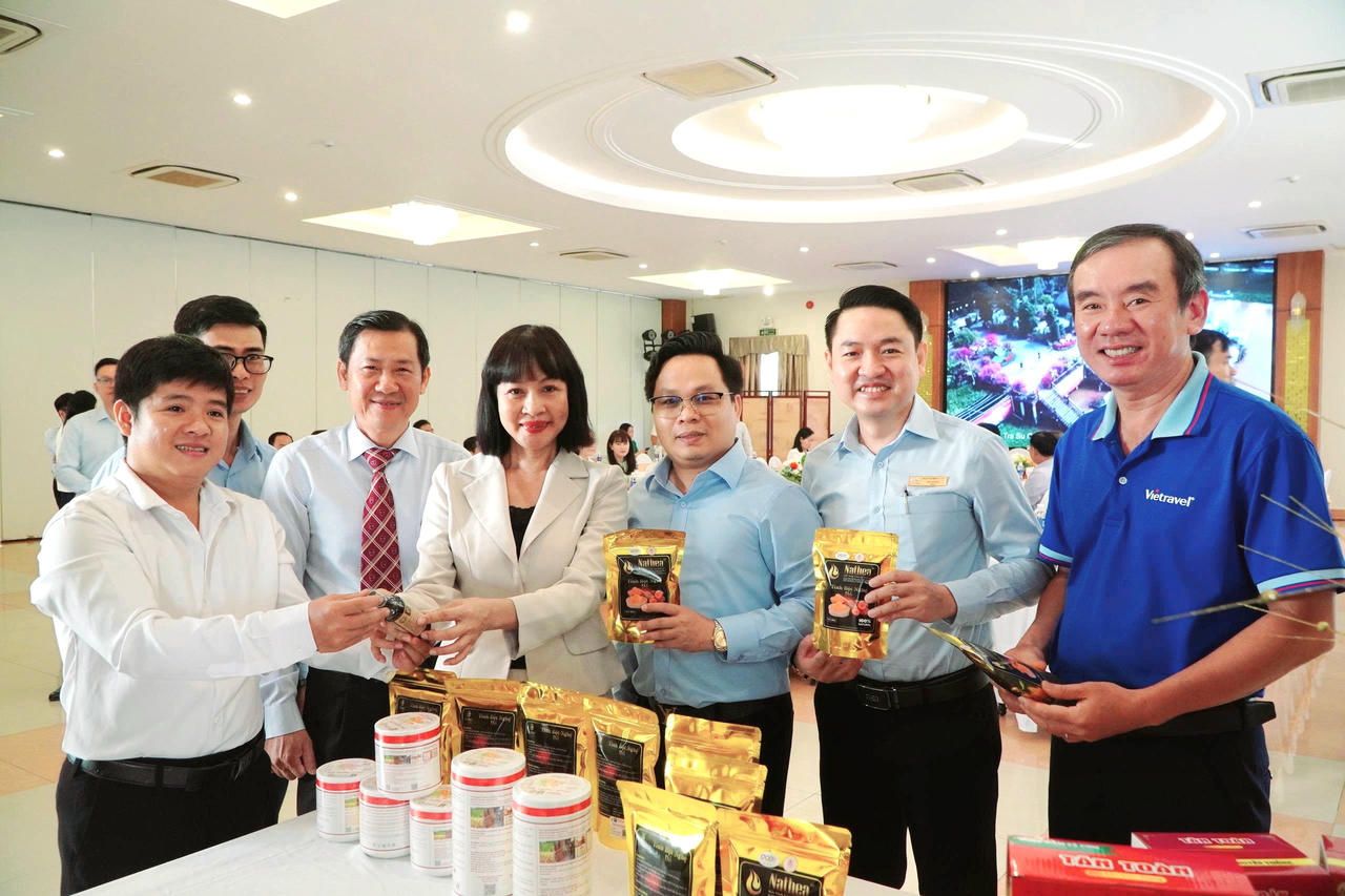 Các đại biểu tham quan gian hàng trung bày sản phẩm tại tọa đàm