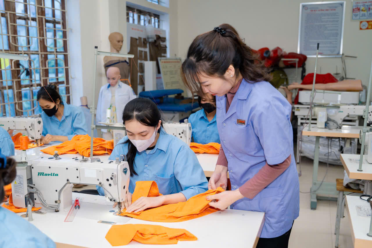 Đào tạo nghề may thời trang tại Trường Trung cấp Kinh tế - Kỹ thuật Bắc Nghệ An. Ảnh: CSCC