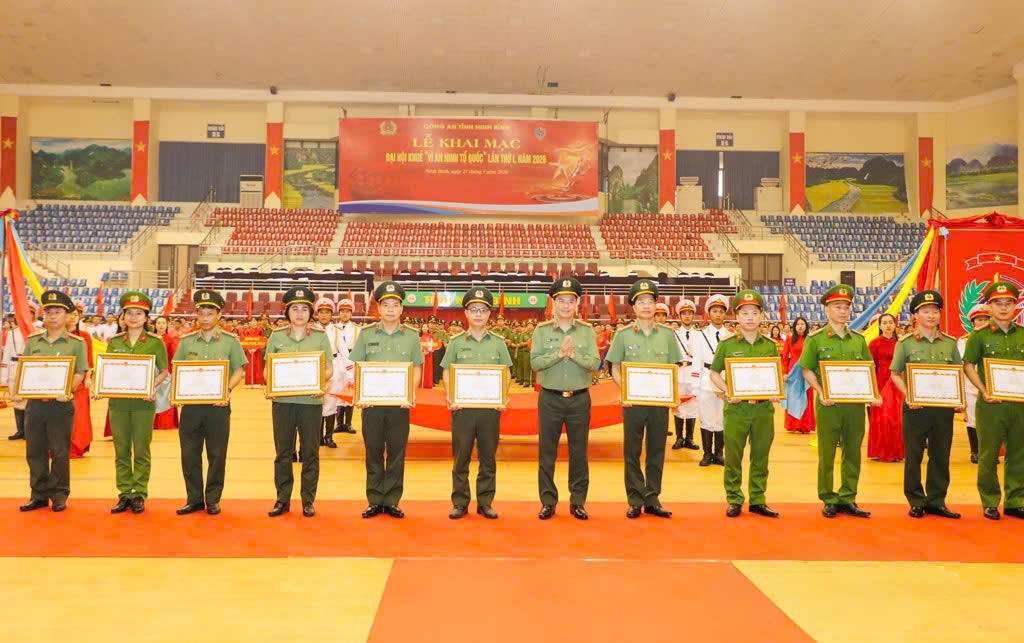 Thượng tá Cù Quốc Thắng,&nbsp;Giám đốc Công an tỉnh Ninh Bình tặng Giấy khen cho các tập thể và cá nhân có thành tích xuất sắc.