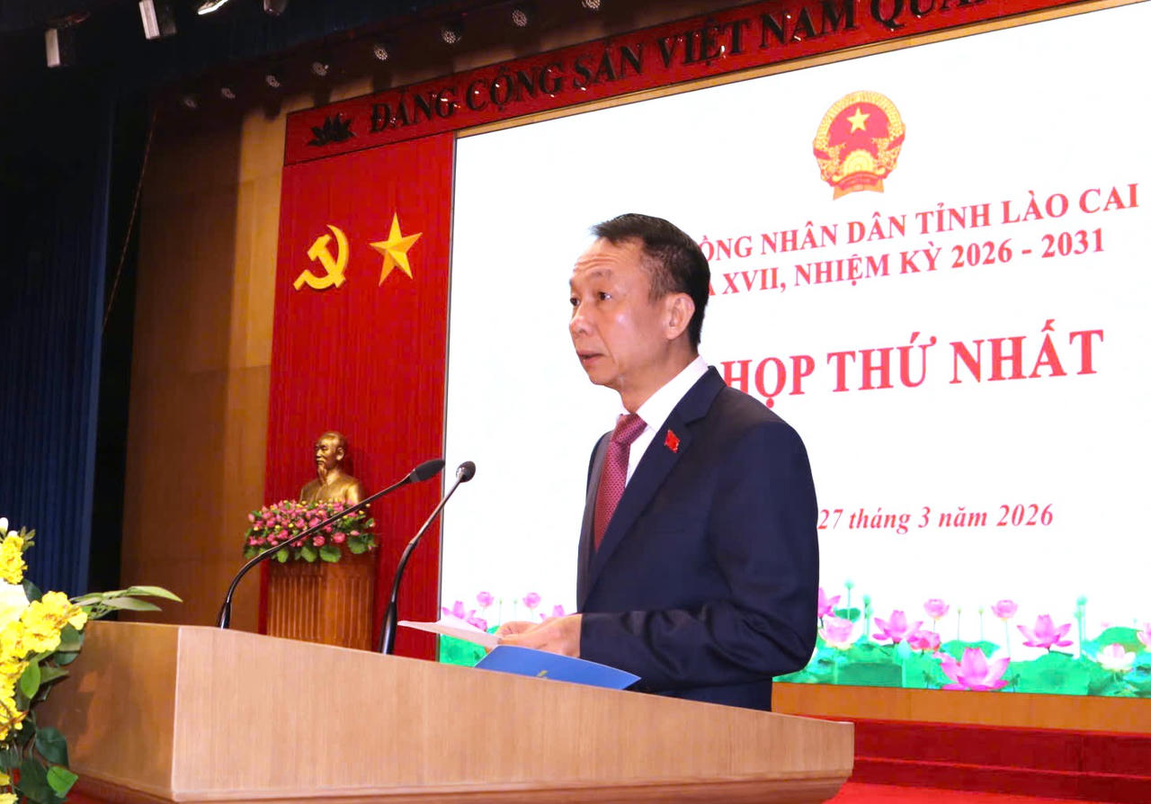 Ông Vũ Quỳnh Khánh - Phó Chủ tịch Thường trực HĐND tỉnh Lào Cai phát biểu khai mạc kỳ họp.