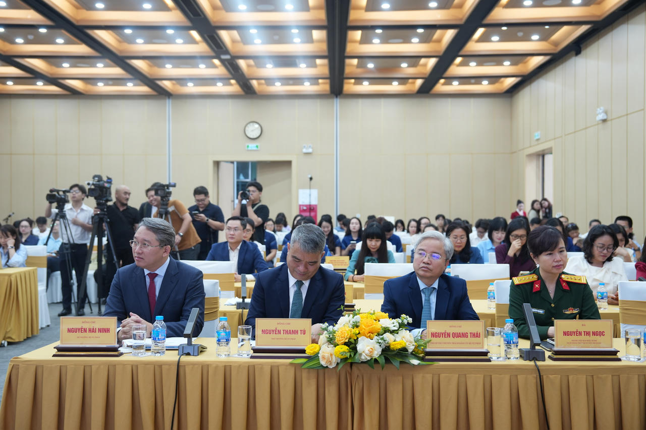 Bộ trưởng Nguyễn Hải Ninh, Thứ trưởng Nguyễn Thanh Tú, Phó Bí thư chuyên trách Đảng ủy Bộ Nguyễn Quang Thái, đại diện MB - Đại tá Nguyễn Thị Ngọc cùng các đại biểu dự Hội nghị ra mắt.