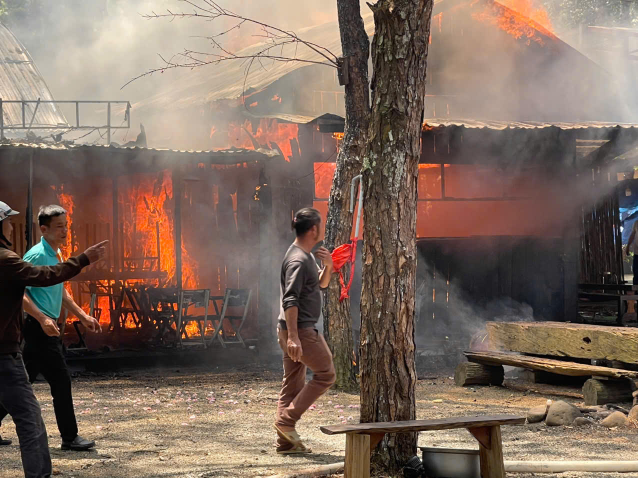 Cháy lớn tại Khu phố đêm Măng Đen, 4 gian hàng bị thiêu rụi