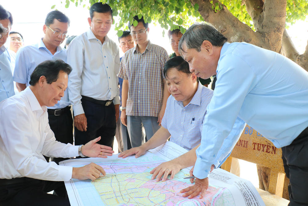 Phó Bí thư Tỉnh ủy, Chủ tịch UBND tỉnh Phạm Thành Ngại và Phó Chủ tịch UBND tỉnh Nguyễn Thành Diệu khảo sát đầu tư tuyến đường bộ ven biển đoạn qua xã Tân Phú Đông. Ảnh: dongthap.gov.vn