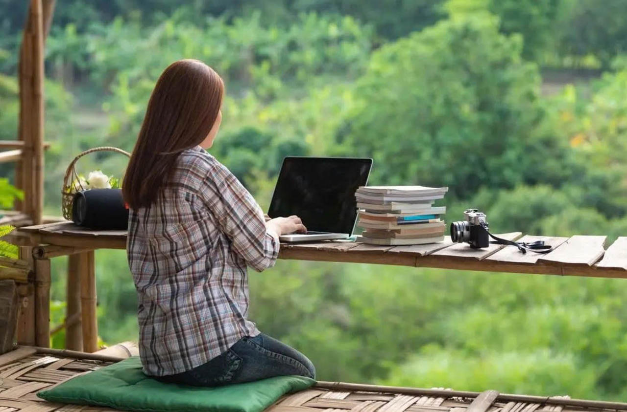 Xu hướng du lịch và làm việc đang định hình một thế hệ lao động mới trong ngành Du lịch. (Nguồn: Freepik)