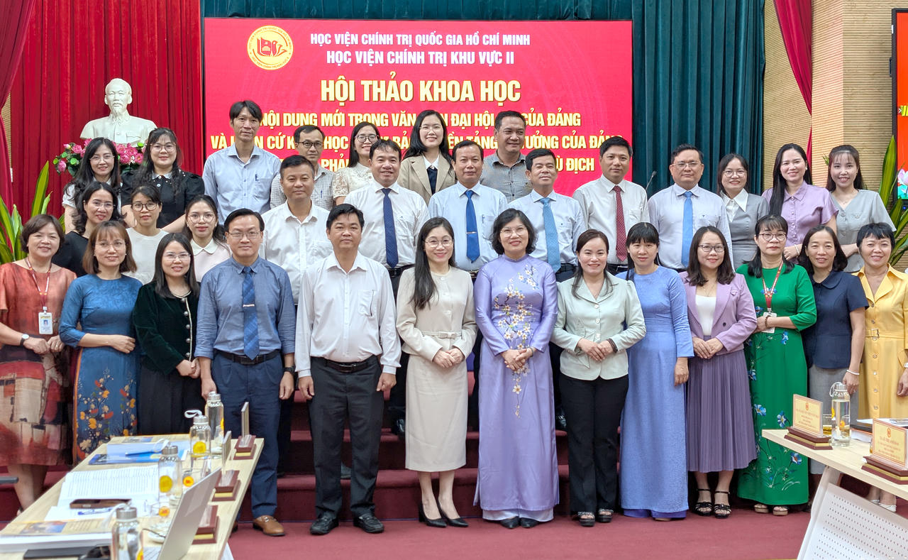 Nhiều giảng viên, chuyên gia, nhà khoa học, người làm công tác thực tiễn… tham gia Hội thảo do Học viện Chính trị khu vực II tổ chức.