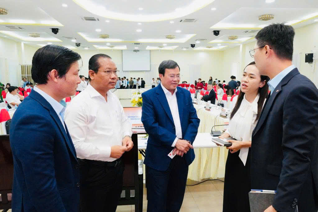 Ông Lê Văn Hẳn (giữa), Phó Bí thư Tỉnh ủy, Chủ tịch UBND tỉnh, cùng lãnh đạo các sở, ngành trao đổi với đại diện doanh nghiệp FDI.