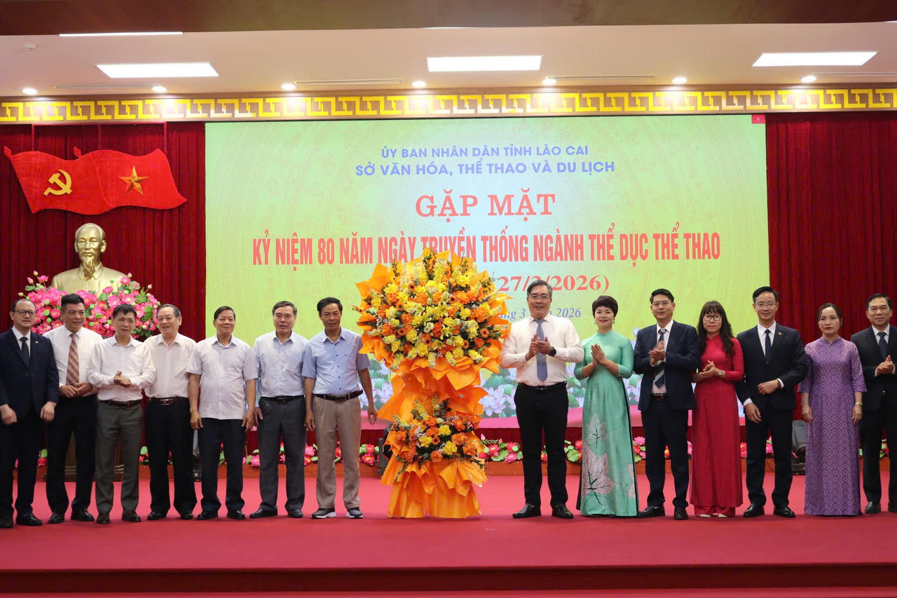 Sở Văn hóa, Thế thao và Du lịch tỉnh Lào Cai tặng hoa chúc mừng ngành thể dục thể thao Lào Cai. 