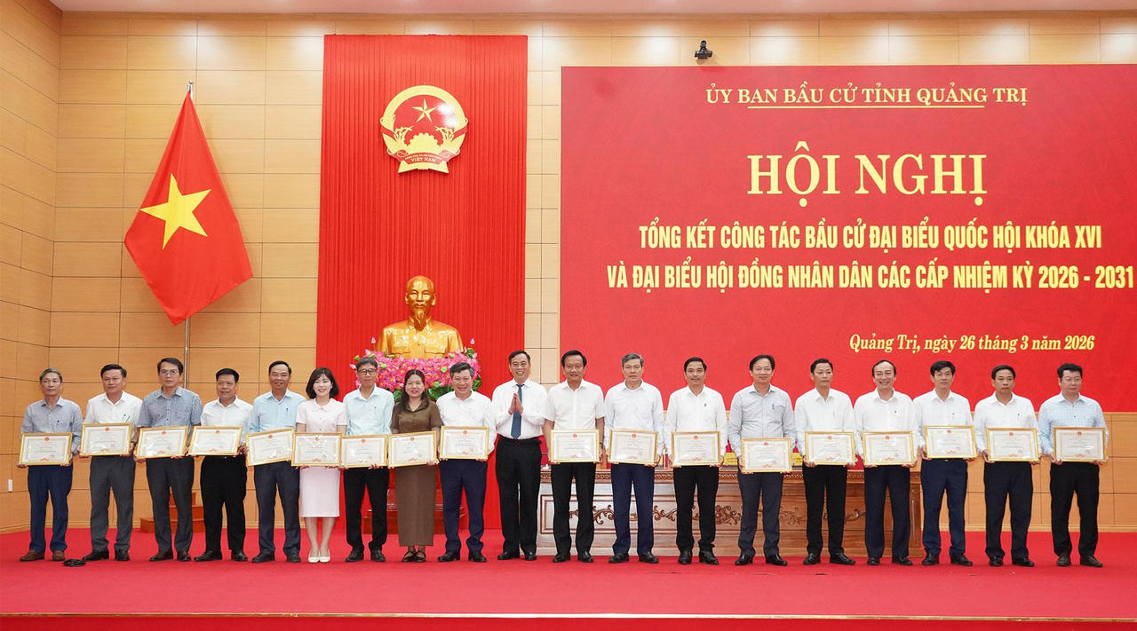 Ông&nbsp;Nguyễn Đăng Quang, Chủ tịch HĐND tỉnh, Chủ tịch UBBC tỉnh trao bằng khen cho các tập thể.