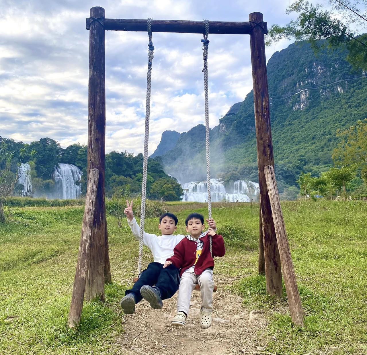 Khách du lịch thăm quan thác Bản Giốc. (Ảnh: Lê Hanh)