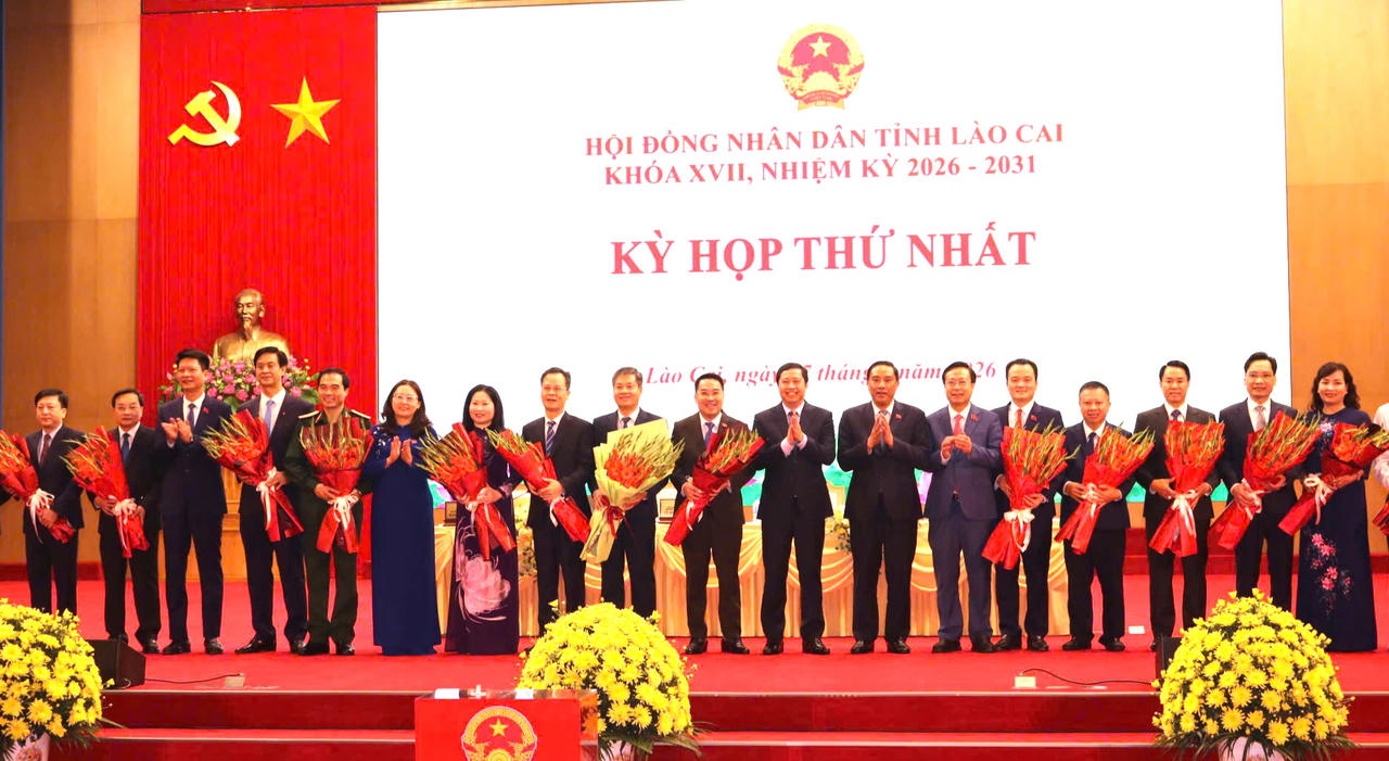 Thường trực Tỉnh ủy Lào Cai tặng hoa chúc mừng Chủ tịch, Phó Chủ tịch và Uỷ viên UBND tỉnh Lào Cai, nhiệm kỳ 2026-2031. 