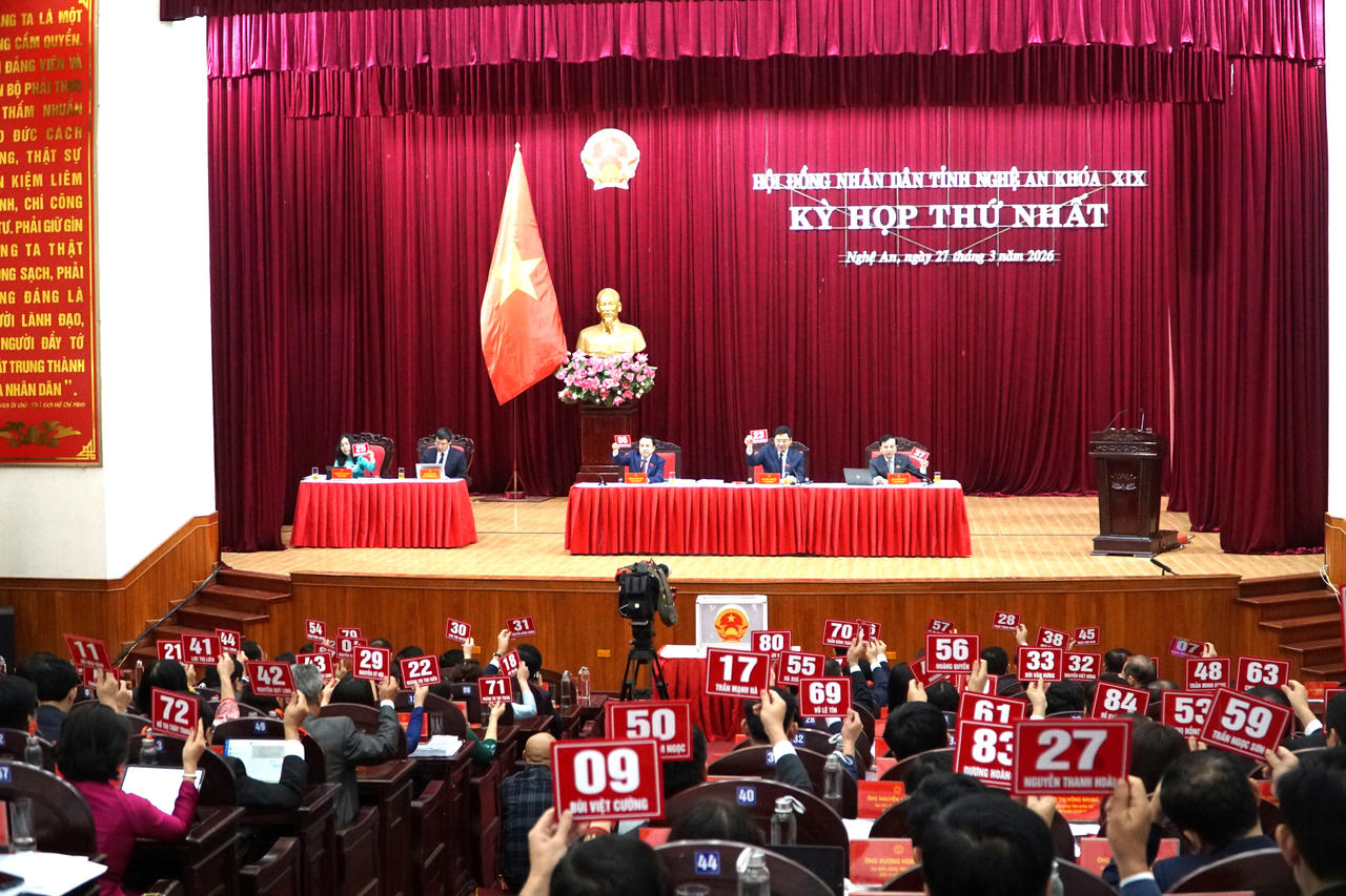 Đại biểu HĐND tỉnh Nghệ An biểu quyết thông qua các nghị quyết tại kỳ họp. (Ảnh: Tuyết Lan)