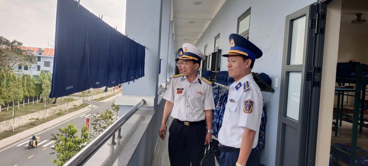 Đoàn công tác Bộ Tư lệnh Vùng Cảnh sát biển 4 kiểm tra nơi ăn, ở, sinh hoạt của chiến sĩ mới tại Trung tâm Huấn luyện Vùng 2 Hải quân.