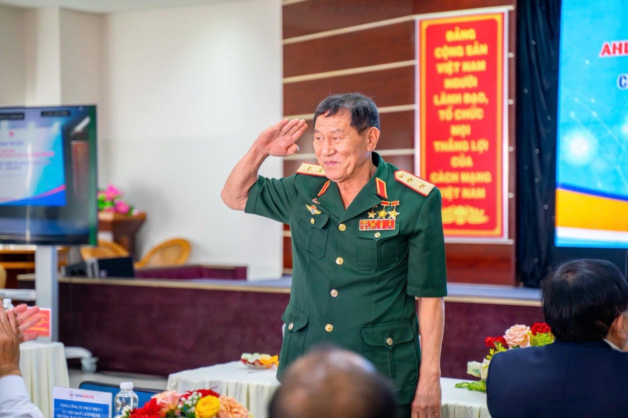 Chương trình vinh dự đón tiếp Trung tướng Phạm Tuân, Nguyên Chủ nhiệm Tổng cục Công nghiệp Quốc phòng; Người Việt Nam đầu tiên bay vào vũ trụ.