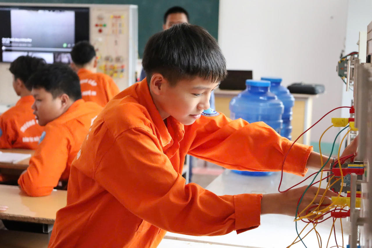 Học sinh thực hành nghề điện tại Trường Trung cấp Dân tộc nội trú Nghệ An.