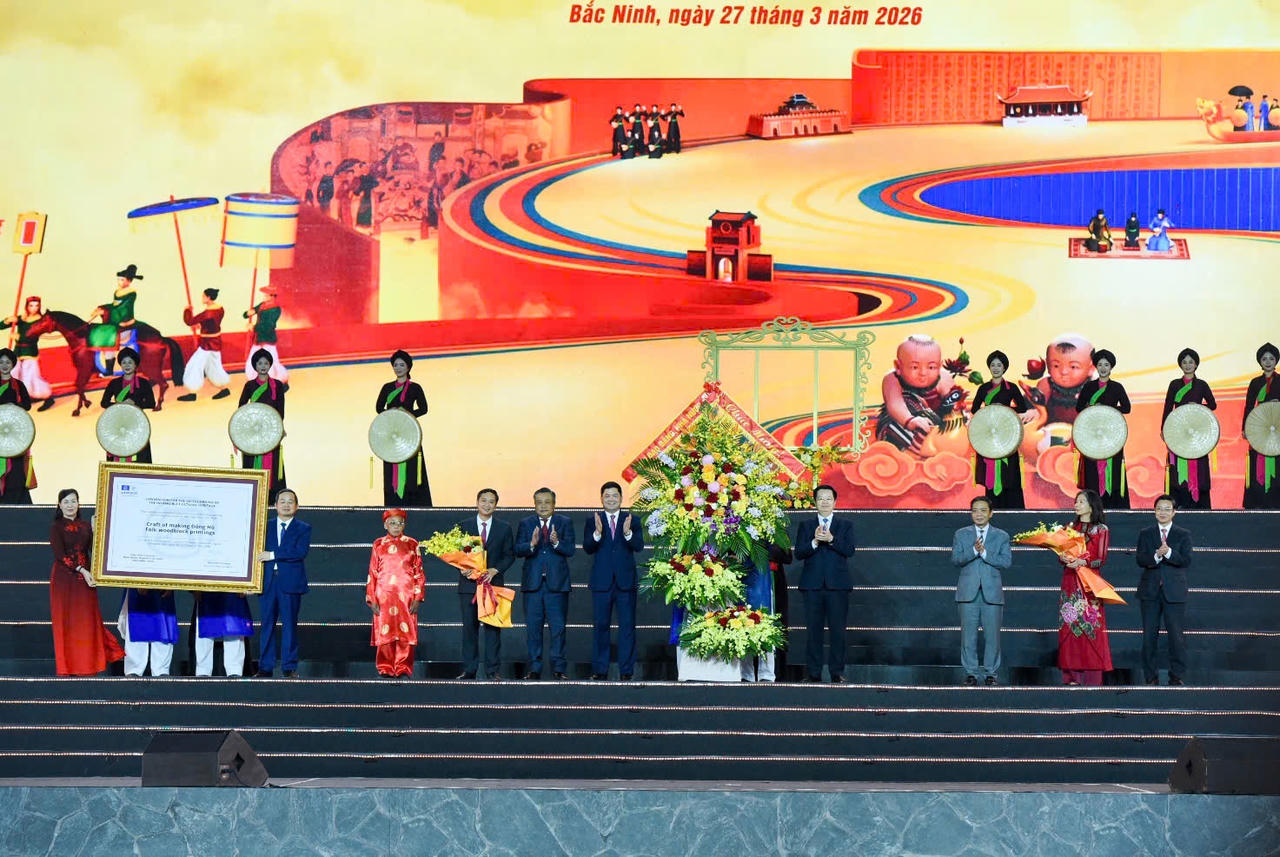 Chủ nhiệm Uỷ ban Kiểm tra Trung ương Trần Sỹ Thanh và Phó Thủ tướng Chính phủ&nbsp; Mai Văn Chính tặng hoa chúc mừng tỉnh Bắc Ninh.