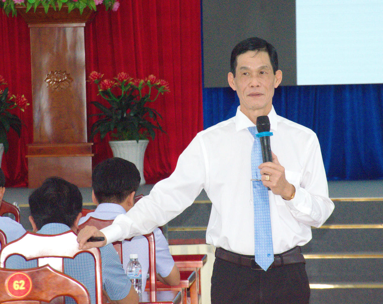 Báo cáo viên TS. Phạm Quốc Sử nhấn mạnh “truyền thông sớm, truyền thông đúng và truyền thông trúng đối tượng”.