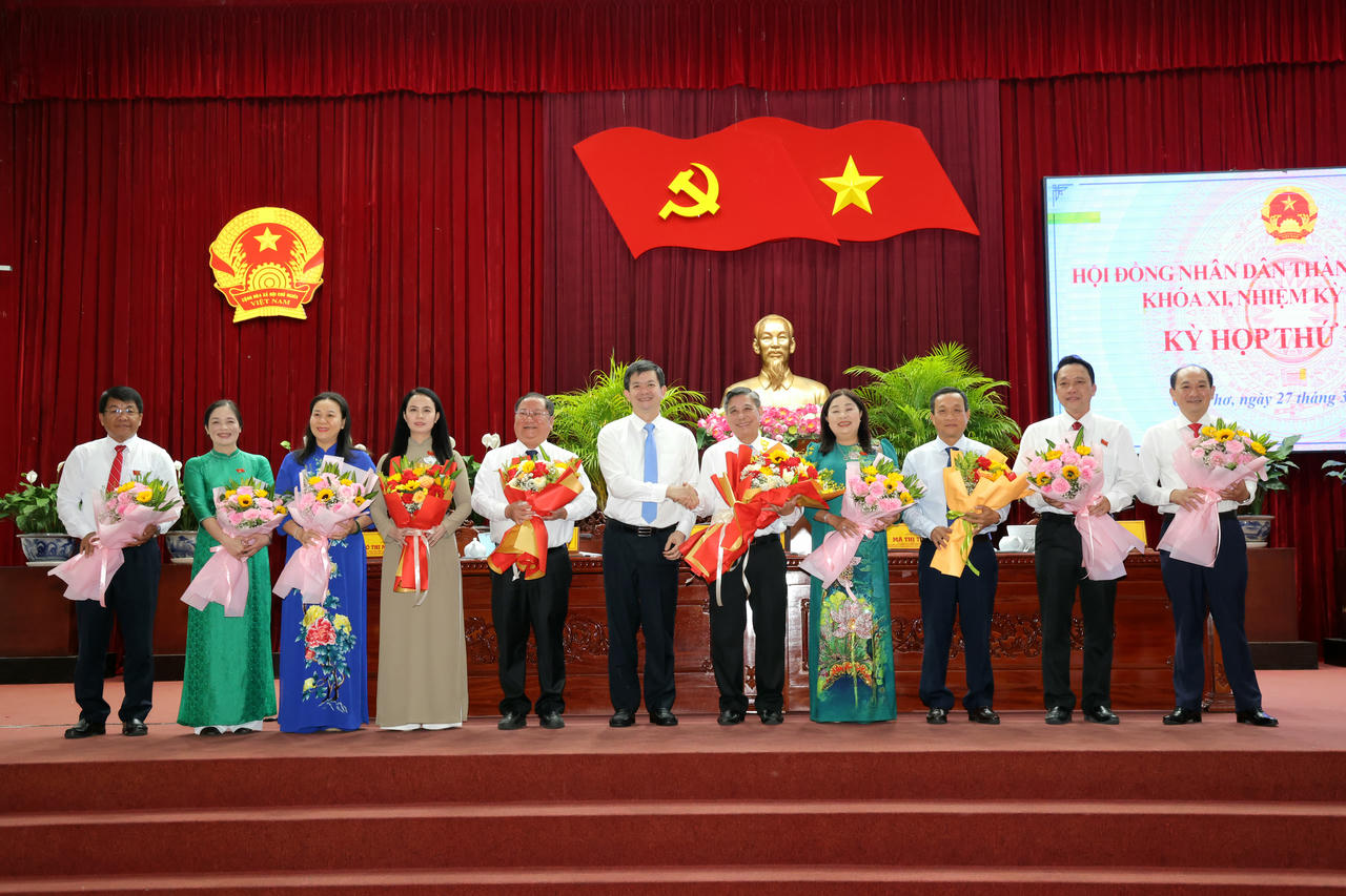 Lãnh đạo Thành ủy Cần Thơ tặng hoa chúc mừng lãnh đạo HĐND TP Cần Thơ vừa được bầu.