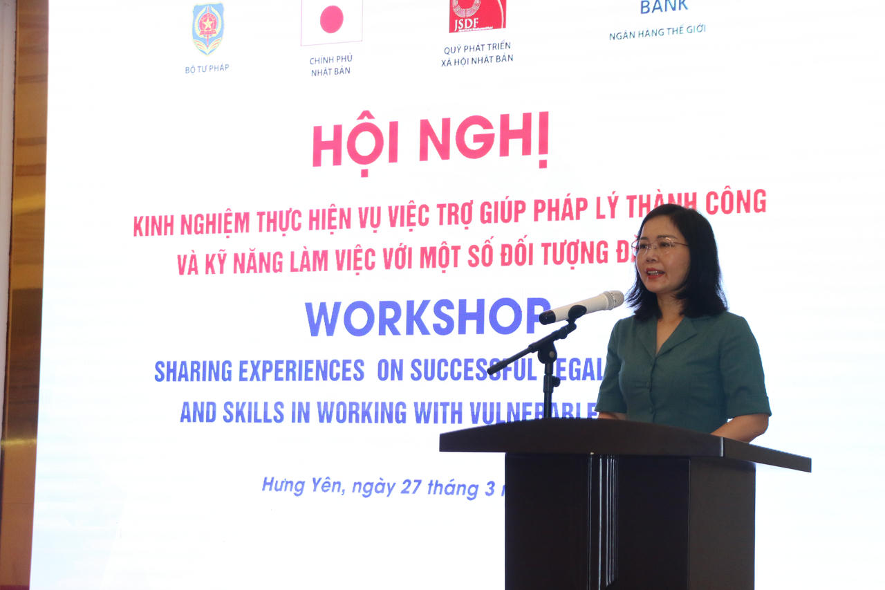 Bà Vũ Thị Hường, Phó Cục trưởng Cục Phổ biến giáo dục pháp luật và Trợ giúp pháp lý phát biểu tại hội nghị