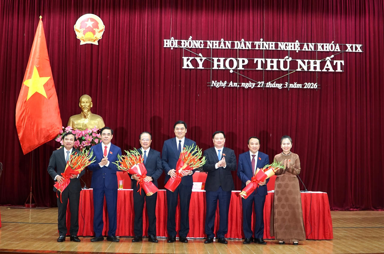 Các đồng chí Thường trực Tỉnh uỷ Nghệ An tặng hoa chúc mừng các đồng chí được bầu giữ chức Chủ tịch, Phó Chủ tịch HĐND tỉnh khoá XIX, nhiệm kỳ 2026-2031; tặng hoa tri ân đồng chí Nguyễn Nam Đình - Phó Chủ tịch Thường trực HĐND tỉnh khoá XVIII. (Ảnh: Tuyết Lan)