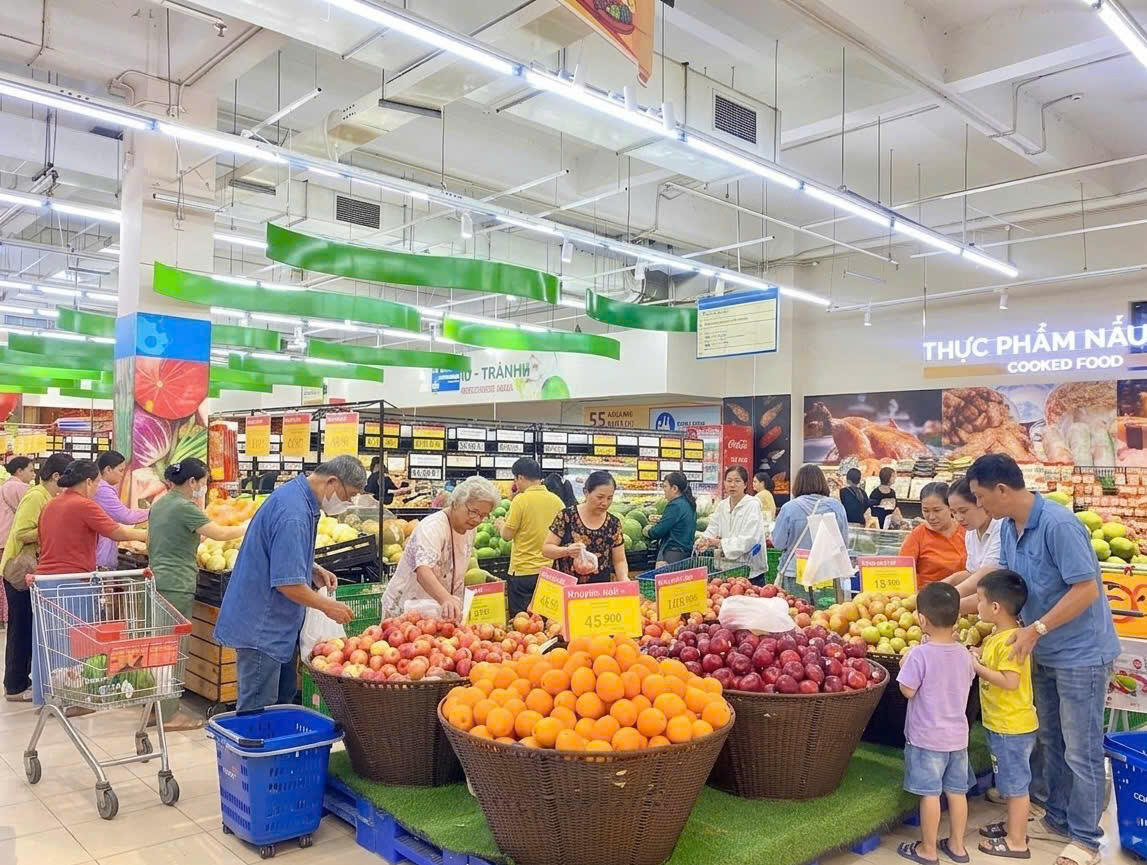 Người tiêu dùng chọn mua thực phẩm tươi tại Co.opmart với giá hợp lý