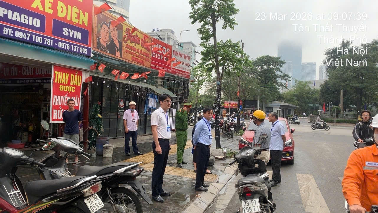  Công an phường tuần tra trên các tuyến phố nội bộ, ngăn ngừa tái lấn chiếm lòng đường.&nbsp;