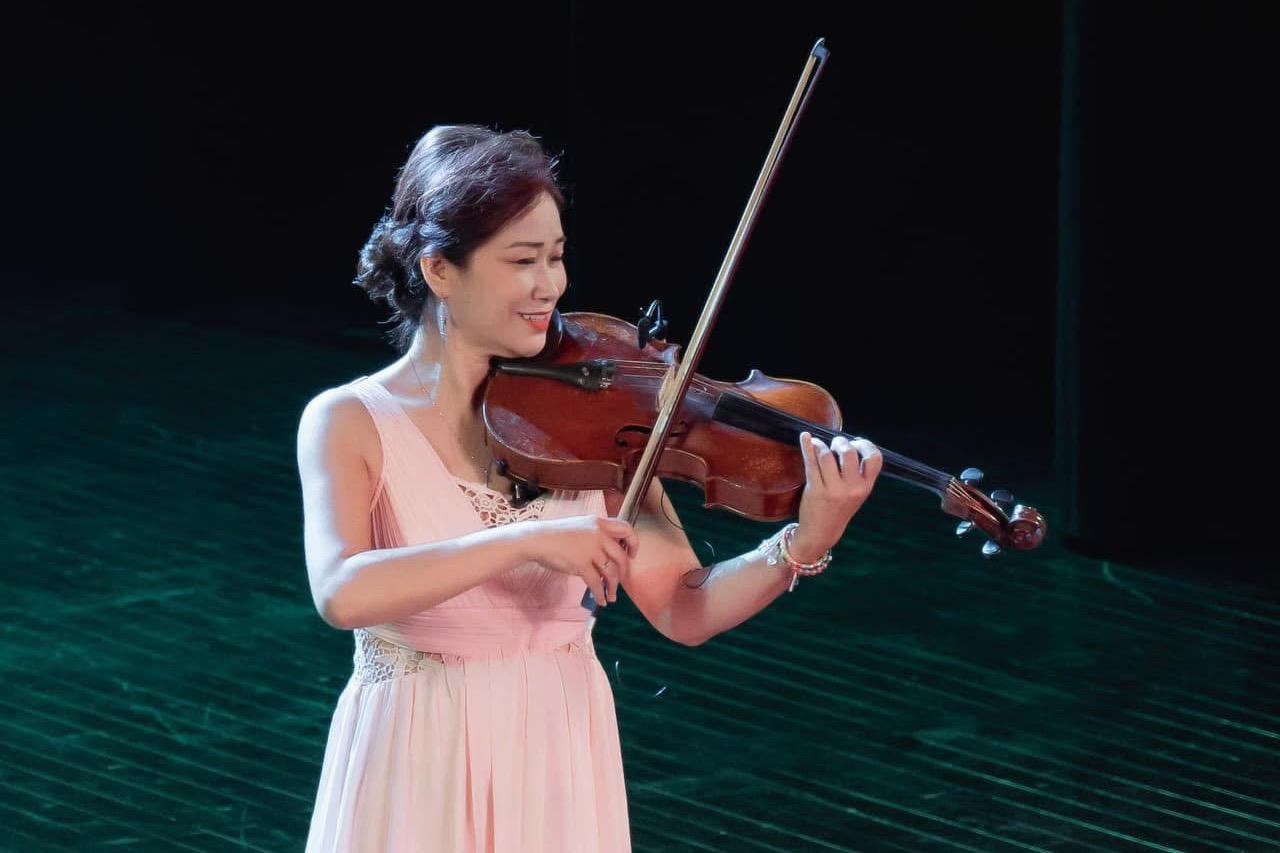 Nghệ sĩ Nguyệt Thu khi biểu diễn trên sân khấu.