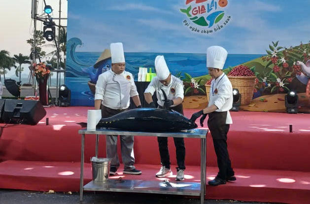 Đầu bếp chế biến món ăn từ cá ngừ đại dương.