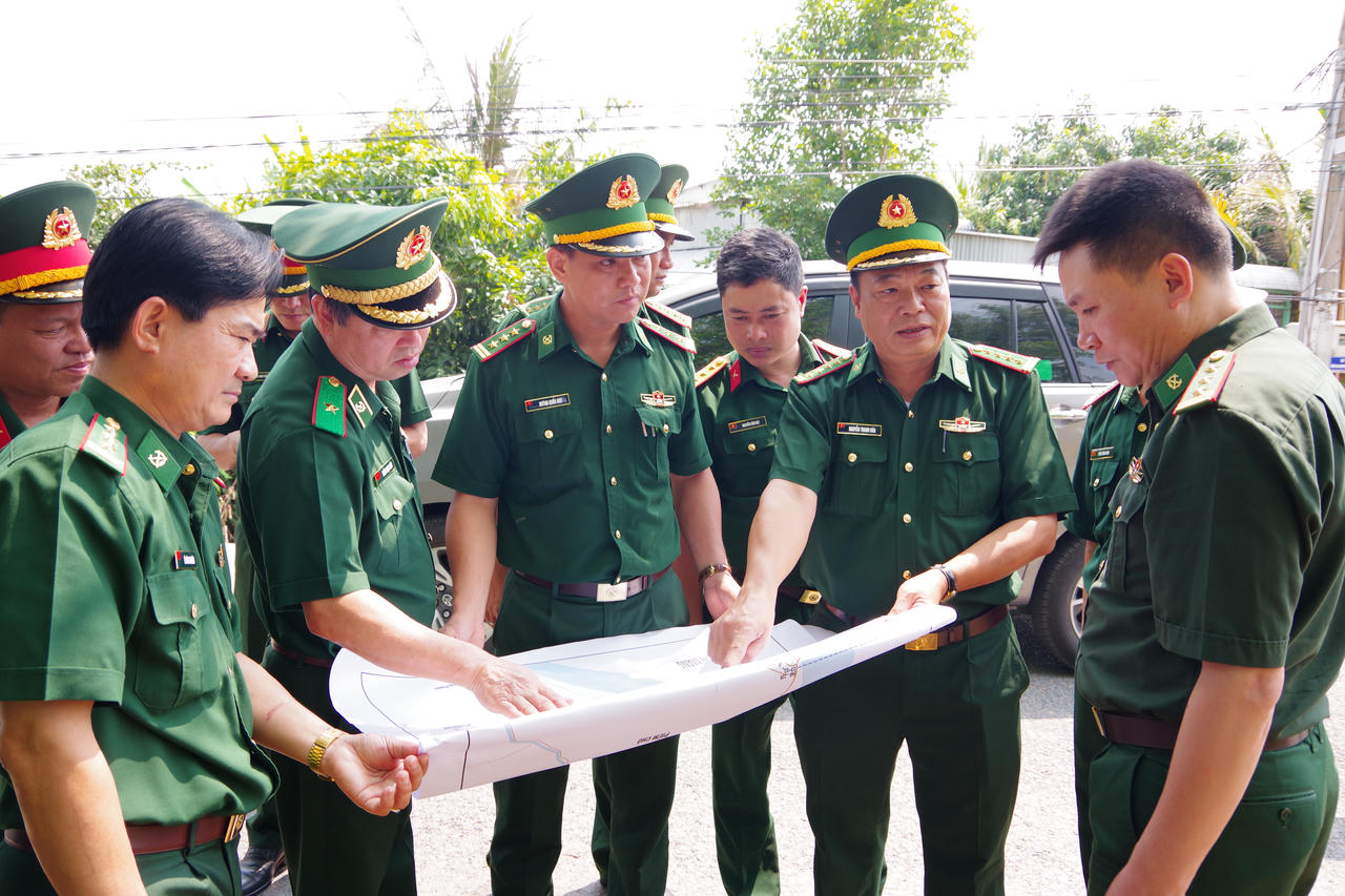 Đoàn khảo sát kiểm tra tại thực địa.&nbsp;Ảnh: Mạnh Cường