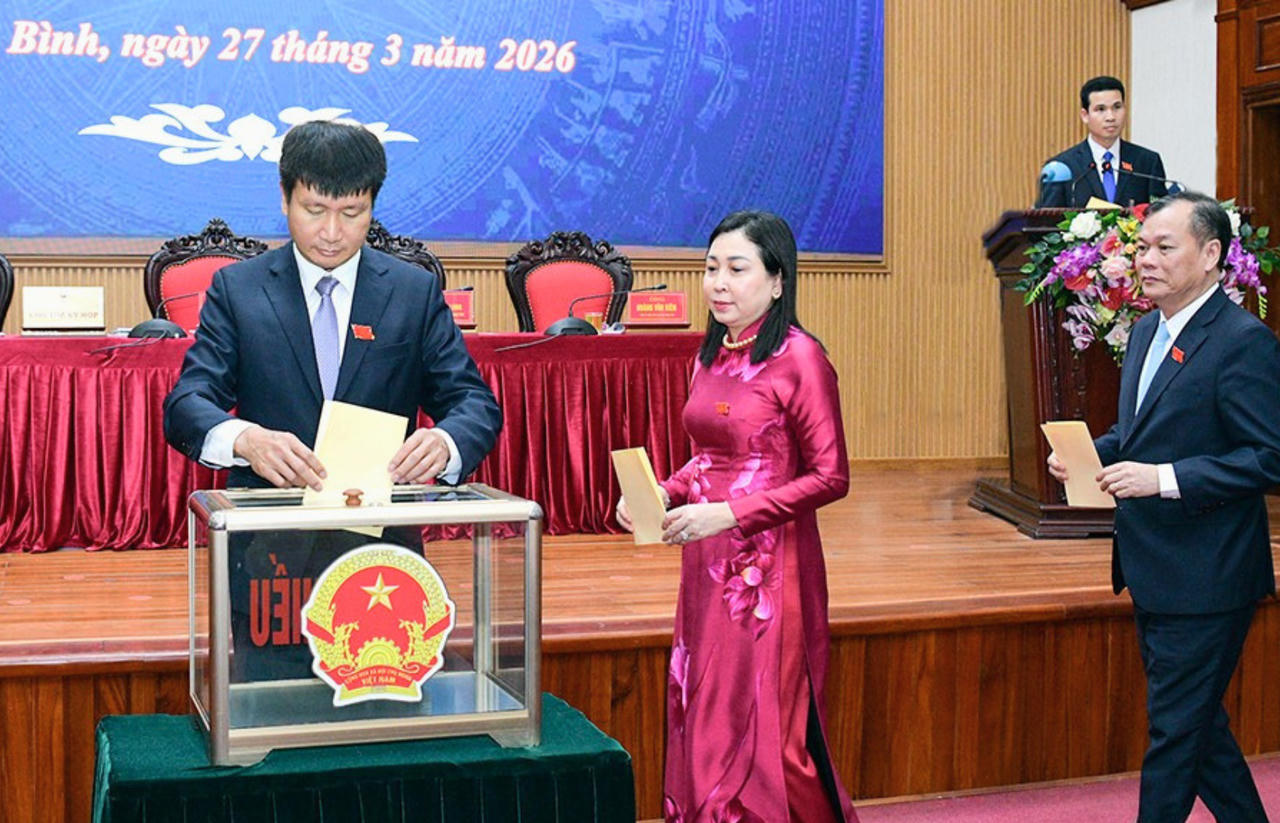 Bỏ phiếu bầu các chức danh HĐND tỉnh và UBND tỉnh Ninh Bình tại kỳ họp. (Ảnh: Xuân Thu)