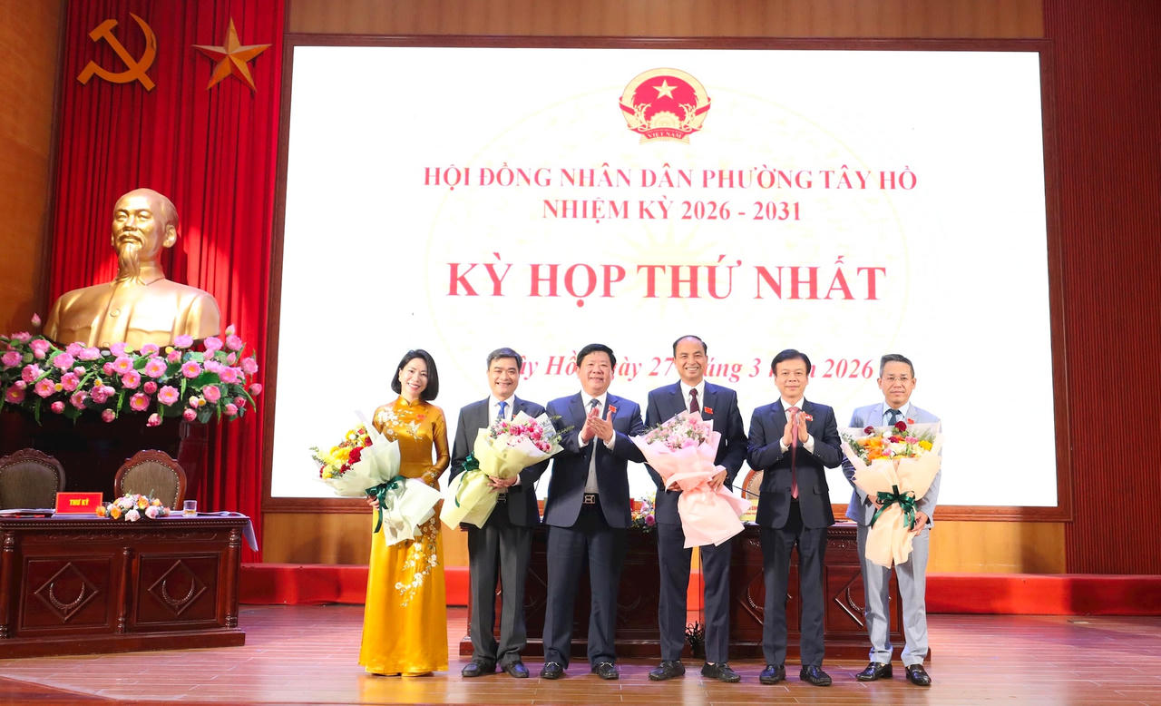 Thường trực HĐND phường Tây Hồ ra mắt tại kỳ họp._(ảnh Ngọc Tú).